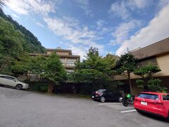 あっ。思い出した。系列のはづ本館のお風呂に入れるんだったぞ。
場所を聞いてやってきました。
すぐ近くの吊り橋を渡って、歩いて数分の距離です。

ご飯が8時。ここに来たのが7時15分頃と、ちょっぴり忙しいです。