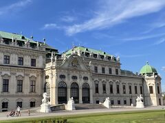 ホテルに荷物置いて、ホテルから徒歩10分ほどにあるベルヴェデーレ宮殿へ。
英雄プリンツ・オイゲンの夏の離宮として建てられた美しいバロック様式の宮殿です。