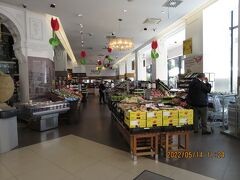 ホテル付近、ノイヤーマルクト広場のスーパー「VILLA」で、
昼食・夕食食材を調達してホテルへ帰ります。
