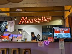夕食はホテル隣のロイヤル・ハワイアン・センター内のワイキキ・フード・ホールへ。手軽なのでついついフードコートを利用してしまいます。焼肉やカレーのお店「Meataly Boys」。