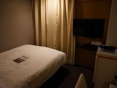 16時22発の特急『北斗13号』で白老を後にする。この日の宿は、終着の札幌駅の駅前にある『ホテルグレイスリー札幌』である。そこそこ立派なホテルだが、客室内は思ったよりも狭かった。