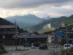 正面奥に、平湯バスターミナルが見えてきました。
岡田旅館は、事前に電話で「本日満室です。」と言われていたのですが・・