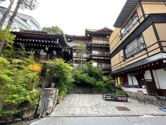 ちなみにお向かいは有名な金具屋さんです。
外湯はここら辺に集中しているのでとても便利な立地ですぞー。