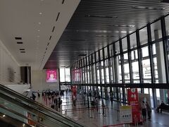 あっという間に伊丹空港到着。
街中にあってとても便利です。
綺麗な空港。
