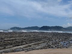 あまりの暑さにトゥクトゥクで青島に渡ります。
見渡す限り鬼の洗濯板、圧巻の風景。