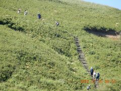 階段コースと普通の道コースが有る。

桃岩の海側からのトレッキングコースも有る（この写真の後方「桃台猫台」から）