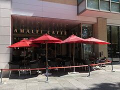 横浜・みなとみらい『MARK IS（マークイズ）みなとみらい』1F
【AMALFI CAFFE】

カフェ＆ダイニング【アマルフィイ カフェ】のテラス席の写真。

いつも都内からみなとみらい線で来て商業施設
『マークイズ みなとみらい』の正面エントランスから出てきます。

今人気タウンとして話題の千葉県流山市にオープンした商業施設
『流山おおたかの森S･C』に先月行って姉妹店の【トラットリア 
ピッツェリア サレルノ】でランチをいただきましたが、
おいしかったです♪

湘南鎌倉のイタリアン【アマルフィイ】がプロデュースの
イタリアンカフェの新業態です。

ランチ・カフェタイム・ディナーと3つの顔を持つお店です。
みなとみらいに湘南の風。