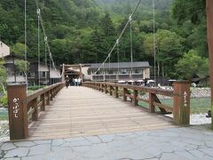河童橋は木製の吊り橋で上高地のランドマークですね。

