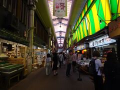 「近江町市場」で遅いランチ♪。

う～ん、どうしよう。。。
何も決めずに来たから、どこが良いかもわからない。