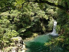 にこ淵
同行の友、前回は悪天候で来られなかった
水神の化身とされる大蛇が棲む所という伝説もある
神秘的な青い滝壺

階段は一段が高くちょっとキツイ
筋肉痛で湿布のお世話になりました