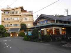 15時に豊崎ホテルにチェックイン。

このホテルは夕食と朝食は右手に見える民芸茶房で食べます。
