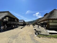 割と狭い場所にびっしりと茅葺屋根の建物が立ち並びます。