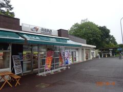 その後、県境を越えて長野県内へ。中央道原PAで２回目の休憩。
ここもザーザー降りの雨。