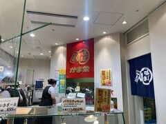 海産物など北海道名物のお店もずらり
こちらでは揚げたての天ぷらが売られていて思わずたくさん購入。