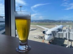 10:45
フードコートでブランチを済ませた後、JALサクララウンジへやってきました。
飛行機(目の前はANAでしたが)を眺めながら、キリン一番搾りをいただきまーす！

飛行機に乗るのは4月末の東京旅行以来。約半年ぶりです～