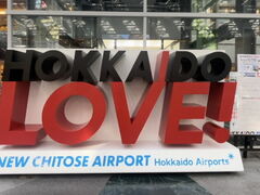 14:00
新千歳空港に無事到着です。福岡と違い滑走路からもう既に広くて驚き。
さすがは北海道でっかいどう！
この後もいろんな場面で北海道の広大さを何度も肌で感じることとなります

HOKKAIDO LOVE!オブジェかわいい～

