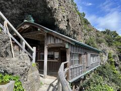 石廊崎の先端、灯台の下にある石室神社