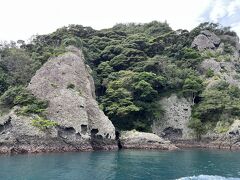 石廊崎は、海から見る奇岩だらけです