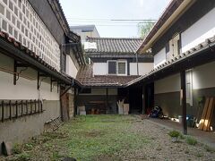 建物は間口だけではなく奥行きもあり、突き当りの蔵の奥は中津川の土手になります。