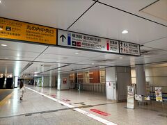 東京駅で総武線に乗り換え
左右への案内表示があって、左に行くと、全て上りのエスカレーターで右に移動(汗)