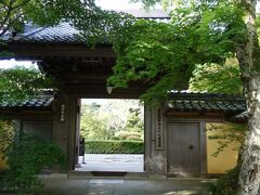 受付の方から「先に庭園を見てください。」ということで
すぐ横の西明寺本坊の門をくぐる。
