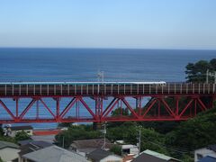 岩泉寺からは白糸川鉄橋が良く見えます。
関東大震災で橋脚もろとも流された橋は翌翌年に完成し、現在も使用されています。
完成時と違う点は側面に暴風棚が設置されたことで通過中の踊り子号が見えなくなっています。