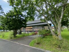 こちらはその隣にあった開拓記念館
明治時代富山から入植した農家が昭和63年まで実際に使用していた旧開拓農家住宅を移築したもので、現在は「花*はな」という蕎麦屋さんのお店としても利用しています。