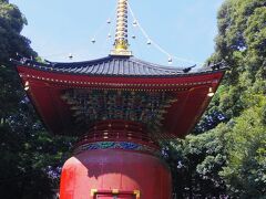 「日蓮聖人荼毘の地に建てられた木造宝塔。天保元年（1830）の建立。平成22年（2010）大改修完了。国の重要文化財。」（「小さな旅　池上の寺めぐり　朗師講スタンプラリー」より）
何とも言えない赤の色が緑の中で映えています。
