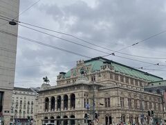 3時間半ほどでシェーンブルン宮殿と庭園を観光しました。全部を回るには1日はかかりそうなほど広い宮殿でした！

ウィーン市内に戻ってきました。
ウィーン国立歌劇場です。