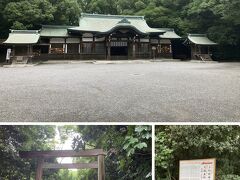 鳥居脇にある末社、上知我麻神社です。

両脇に大国主社、事代主社がお祀りされていて、毎年1月5日には「初えびす」が開催され、商売繁盛・家内安全を願う賑わう正月の風物詩として有名なようです。

また、名氏子は特殊信仰として受け継がれていて、新生児の名前をつける際に、一字を神様から頂き、名氏子として毎年11月15日に無事成育を感謝する名氏子祭が執り行わているようです。

ご祭神は乎止與命、知恵授け・商売繁盛の御利益があるそうです。