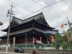 途中で気になる看板を発見、いつもの寄り道となりました。

善光寺東海別院で、宗派は無宗派です。
大きな立派な建物が目に入ります。