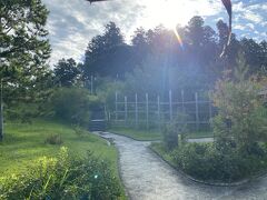 パーキングエリア建物に向かって左手にある
小高い丘です。
あるのは知っていましたがバロン妻は行くのは初めて
バロン夫は過去にバロン妻が車で仮眠しているときに行ったようですが