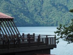 中禅寺湖畔へ向かいます

昨日も行ったボートハウス
テラスからの景色、今日は最高ですね☆

オープン前なのが残念！