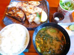 久遠でランチ。

駐車場あり。
お寿司＆和食屋さんで焼き魚定食を食べました。
魚が良い焼き加減で美味しかったです。
おすすめです。