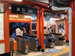 京阪電車の伏見稲荷駅は、伏見稲荷大社デザインです。