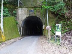 例の2階建てトンネル。正しくは「向山トンネル」
名所、弘文洞跡へ行く場合もここを通る。
