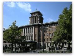 開港記念会館前を左折して、キングの塔のある「神奈川県庁本庁舎」の後ろ側を通過。

写真は神奈川県庁のサイトから拝借したもの。
このように塔が見えるのは、正面玄関側なんですけどね。