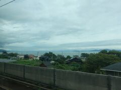　滋賀県に入り、車窓左手を琵琶湖が飾ります。でかい。ずっと琵琶湖。京都～敦賀間だと、半分以上の時間は琵琶湖とともにあります。
　ついつい左ばかり見てしまいますが、右も比叡山の山並みが続き、心なごむ景色。湖西線の車窓、大好きです。
https://youtu.be/muhs9wxodWM