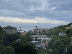 おはようございます♪
オトキューパス2日目の朝です♫
いやー、温泉浸かって疲れが取れたのか、それとも溜まってた疲れがどっと出たのか、ずいぶん爆睡してしまいまして、気がついたらそろそろ朝食の時間になるところでした！もう少し早く起きて温泉浸ろうと思ったのに…(ToT)
朝食は8時30分からと決まってますし、今井浜海岸駅9:59発なので、もう残念ながら温泉には浸かる時間はなかったです(*_*)
ま、しょうがないですね、疲れを取る方が大事ですもんね…ん？ん？なんだ、なんだ。なんだか痒いんですけどぉ～～！！キャーー変態！！でなくて、キャーー大変！！首に3箇所虫刺されが！！しかもぷくーと膨らんでるし赤いし。そしてめっちゃかゆい！！
ε=ε=ε=ε=ε=ε=┌(;￣◇￣)┘
お気づきになりました？！これが昨夜のクイズの答えです（クイズだったんかーい？！）。傘さしながらの露天風呂で蚊にやられたのでございます。さぞかし満腹になられたんでしょうよ？！私と同じで！
それにしても痒い！！