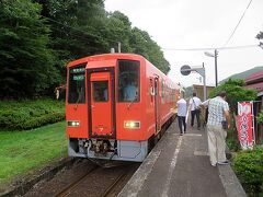 木次から木次線で奥出雲の長閑な山間部を走り本日の目的地、亀嵩に到着した。亀嵩は小さな駅だが駅の中にある蕎麦屋が有名で、予約をしておけば駅のホームに届けてくれるようだ。この列車でも亀嵩駅停車中に列車のドアのところで蕎麦を買っている人が何人かいた。