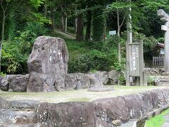亀嵩の町を通り抜ける道が再び国道と合流するところに湯野神社の入り口があった。通りに面して鳥居が立ち、神社へは石段が延びている。鳥居の脇には『松本清張 小説「砂の器」舞台の地』 記念碑がある。