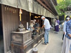 こんなホテルでなんか心配＆不安、気持ちを上げるために大好きなあぶり餅を食べに来ました。今宮神社のかざりやさんです。前回よりずっと混んでた。並びました。