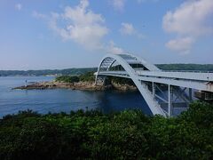 誘惑に負けて橋だけ渡りました。
橋を渡って紀伊長島に入ってすぐのパーキングというかバス停のところで撮影。
青い～。
