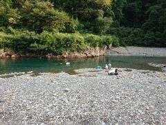 そして、川湯温泉到着！と実はすんなり行かなかったのです。。。
実は野猿があったところ、あそこは「上湯温泉」だった。
川湯温泉と同じで川に温泉が湧いてる、というやつ。川沿いに旅館もある。
紛らわしい！ずーっと走ってるのに、一向に奈良県から出ない！と気づいて
２０kmくらい無駄に走った。この辺ガソリン高いのにぃ！