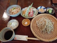 運ばれてきた風庵定食。
蕎麦は、、、すみません。５月に行った長野県の奈川そばと比べてしまうと
やっぱりこちらの方が劣ります。もちろん美味しいんですが、
正直、これなら熊野本宮周りのお店で目はり寿司探せばよかった。。
蕎麦よりも野菜の天ぷらと豆ご飯が美味しかったです。