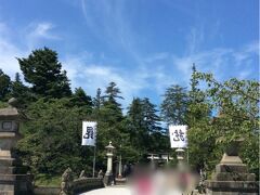 上杉神社前で下車。入口が見えてきた。
上杉神社は、バス停から歩いて5分位。

