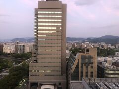 おはようございます。2日目の朝が始まりました。目の前のビルは、国営放送の広島支局です。