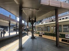 広島駅電停。あちこちに乗り場があり、線路がスクランブル状態だ。