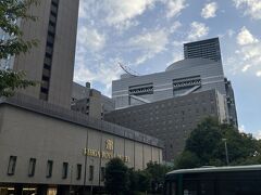 それでは本日のお宿「リーガロイヤル大阪」へ。建物大きいですねーっ。