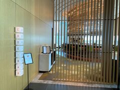 横浜・みなとみらい『The Westin Yokohama』23F
【Code Bar】

『ウェスティンホテル横浜』の【コード・バー】のエントランスの
写真。

まだ営業時間前ですが、スタッフの方が案内してくださいました。

＜営業時間＞
15:00～24:00（フードL.O. 23:00）